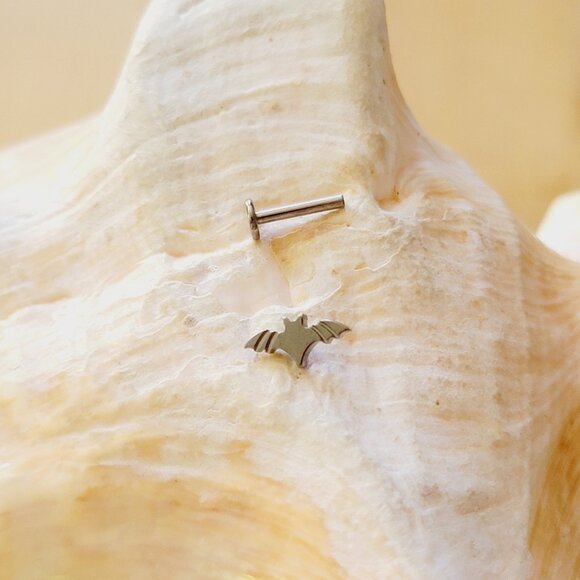 16G G23 bat internally threaded labret stud 8 mm NWT Halloween jewelry - Picture 3 of 5